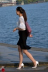 很漂亮的高跟鞋，美女美腿也很棒。[谭氏街拍]